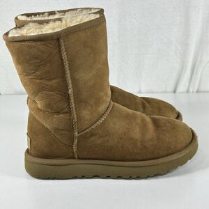 UGG Boots Classic Short II Womens Size 7 Chestnut Brown Suede 1016223 Sheepskin
